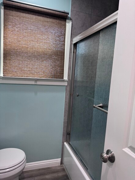 Bathtub & Shower - 725 N Mariposa St