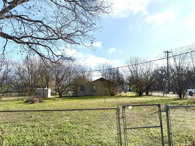 Building Photo - 422 D St SE