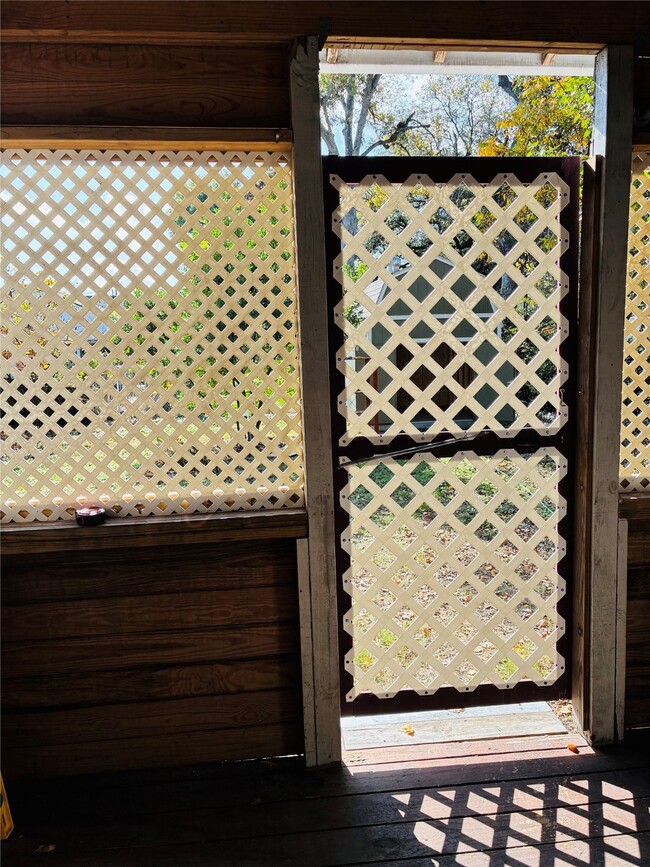 Building Photo - 702 Caplin St