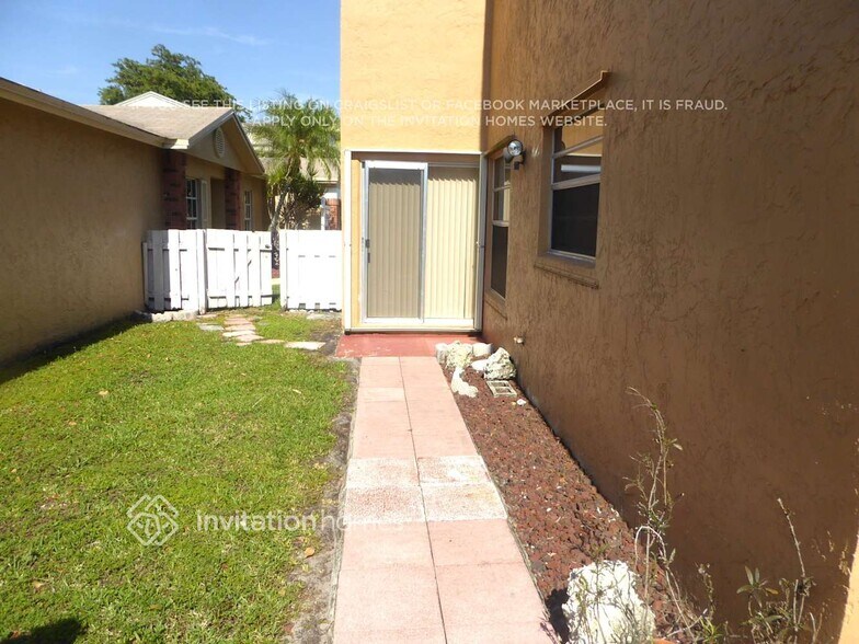 Building Photo - 13995 Langley Pl