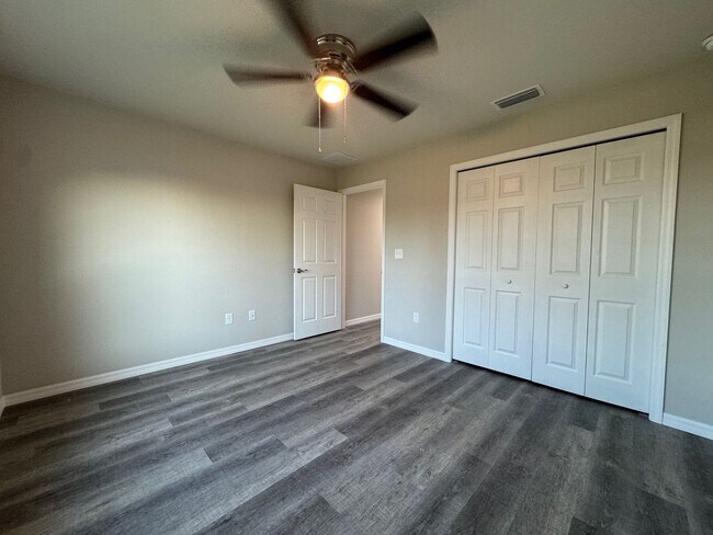 Building Photo - Desirable Silver Springs Shores - 3/2/2 **Won't Last**