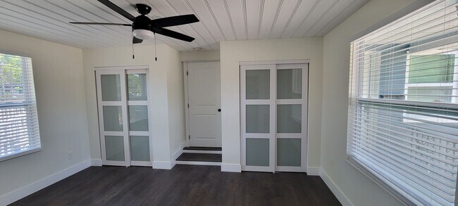 Building Photo - SPACIOUS 3 BEDROOM 2 BATH - ST. PETERSBURG, FL