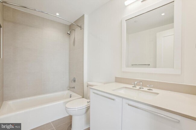 2nd bath - 1201 N Royal St