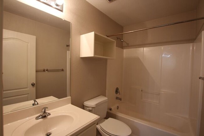 Building Photo - Tour Today! 2 Bed 1.5 Bath Townhome in Lin...