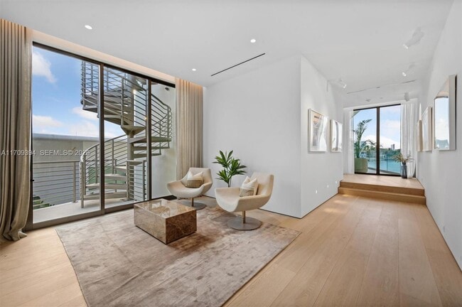 Building Photo - 424 W Rivo Alto Dr