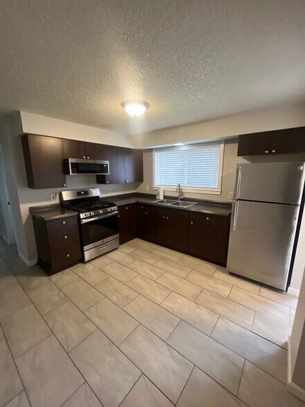 Building Photo - 13079 Avon Allen Rd