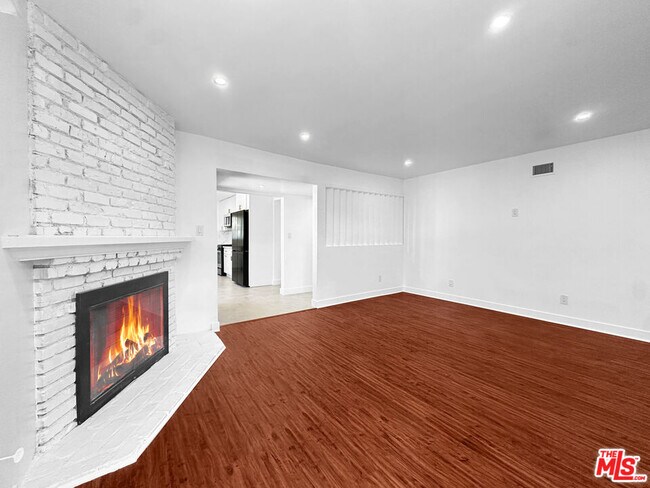Building Photo - 804 E Kelso St
