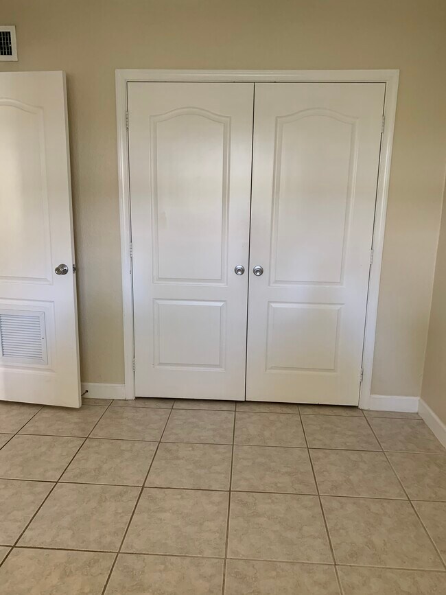 Building Photo - 2643 NE 8th Ave