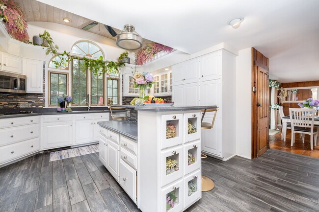 Building Photo - 538 Main St