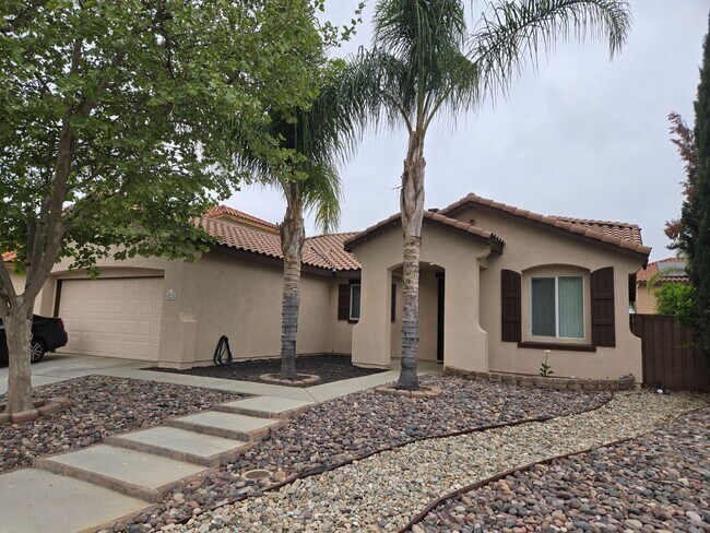 Building Photo - Three Bedroom Two Bath, plus an Office in Hemet!