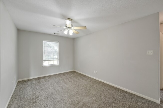 Building Photo - 3231 Stoneydale Ln