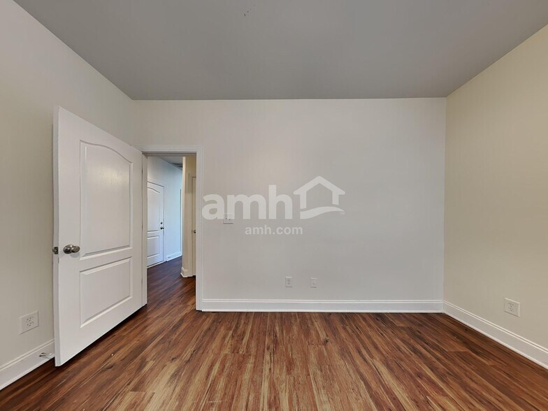 Building Photo - 483 Strawberry Walk