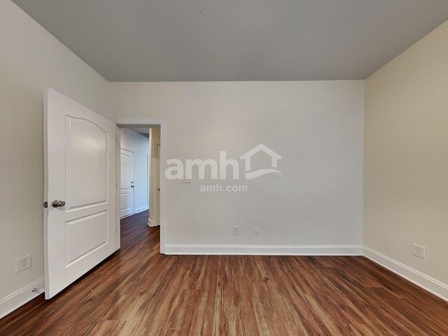 Building Photo - 483 Strawberry Walk