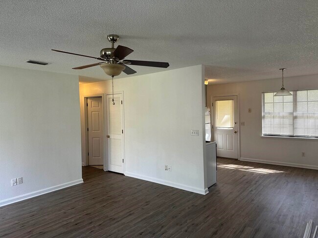 Building Photo - 1571 Coombs Dr