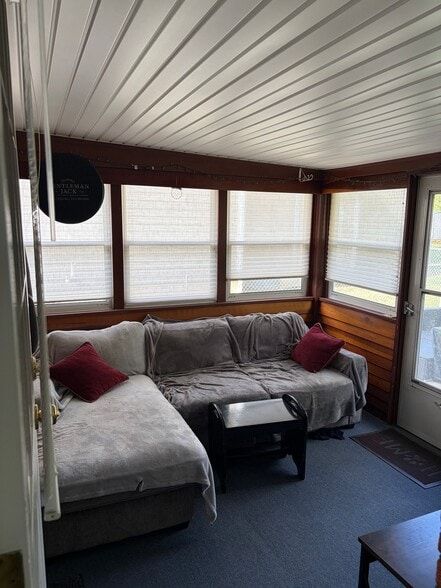 Building Photo - 7252 Thomas Dr