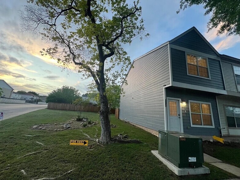 Building Photo - Room in Townhome on Magnolia Blossom St