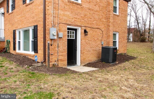 Building Photo - 11 Arthur Dr W