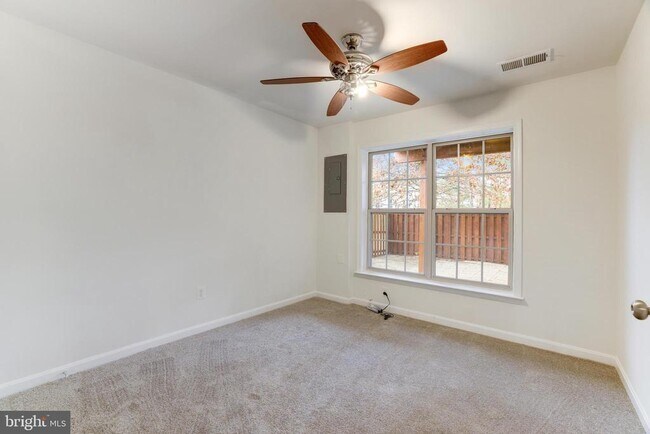 Building Photo - 42639 Chisholm Dr