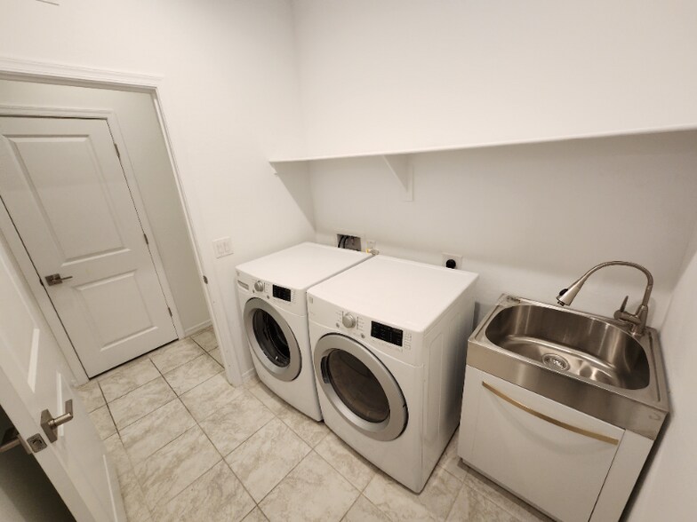 Building Photo - 8948 W Colter St