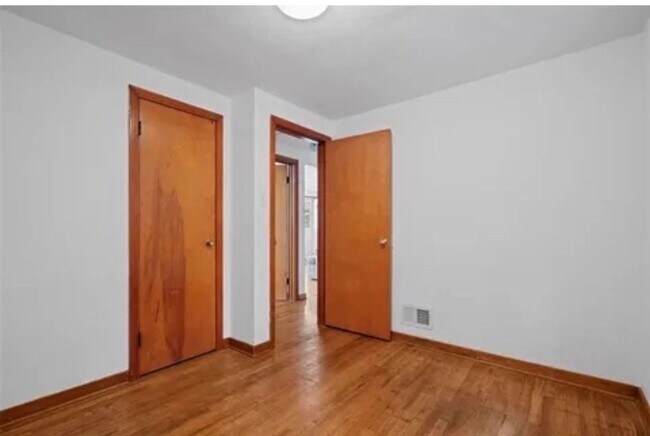 Building Photo - 2143 Plainview Ave