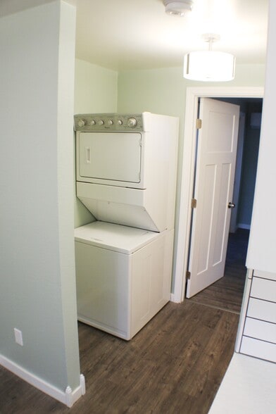 Washer/Dryer - 5130 SE Foster Rd