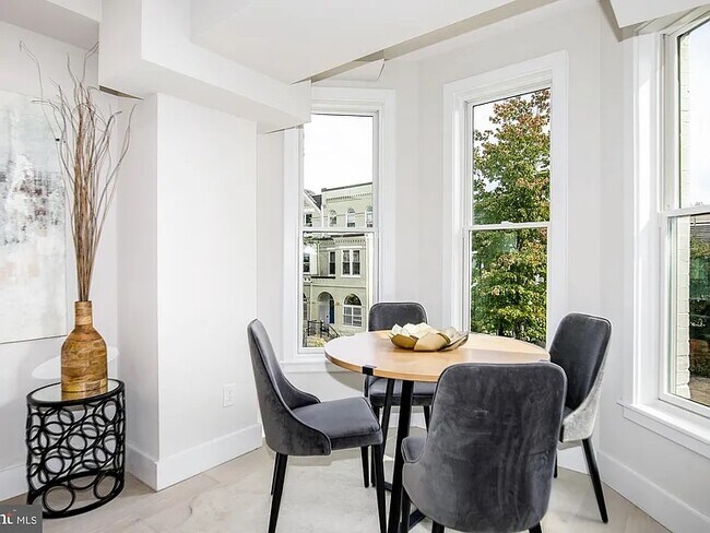 Building Photo - 2556 University Pl NW