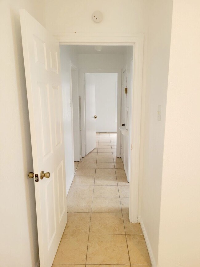 Building Photo - Alamo Ave.