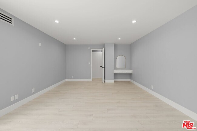 Building Photo - 441 N Oakhurst Dr