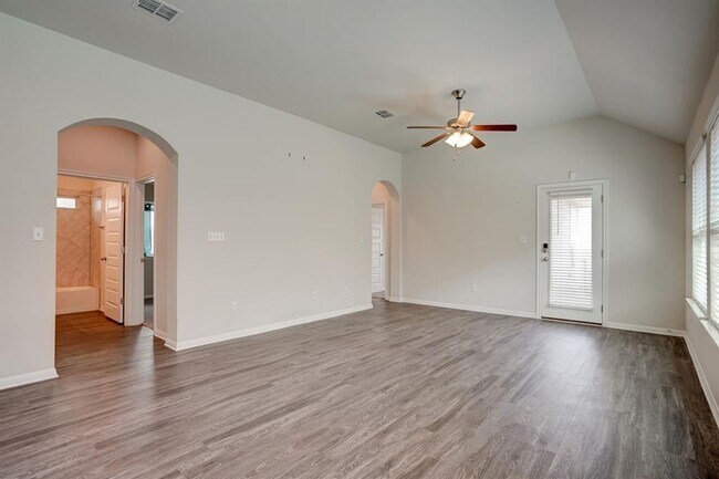 Building Photo - Beautiful 3BR/2BA Home with Island Kitchen...