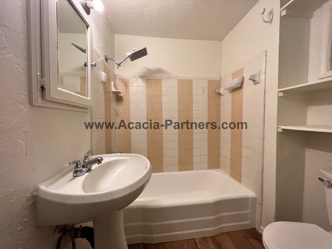 Building Photo - Quaint Two Bedroom