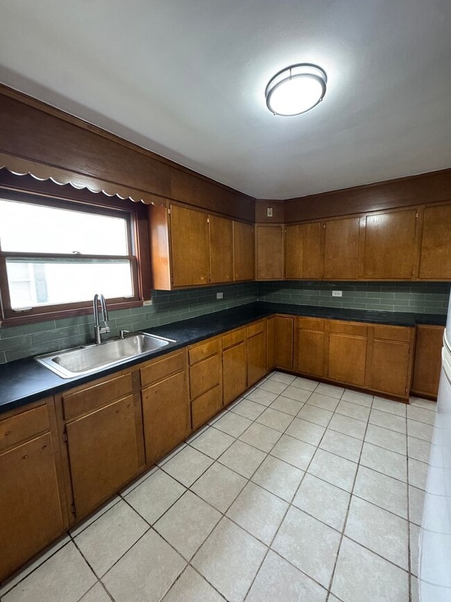 Building Photo - Beautiful 3-bedroom house for Rent AVAILAB...