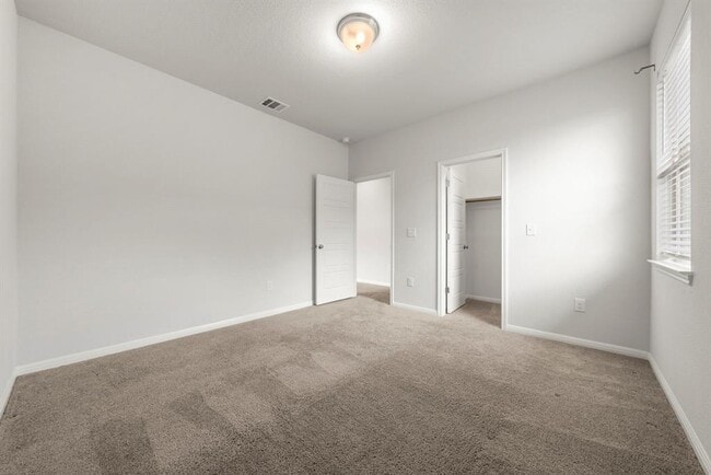 Building Photo - 713 Kingston Pl