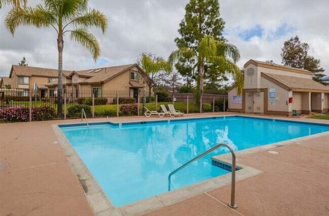 Building Photo - 3 Bed 2 Bath condo with a large master loft style bedroom