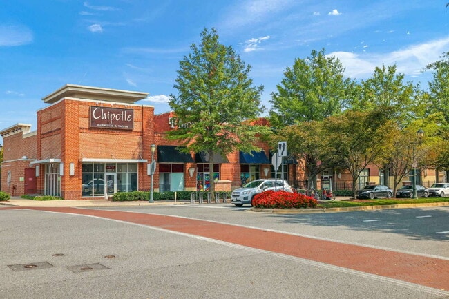 Building Photo - Spacious, Private AND Convenient 2-Level C...
