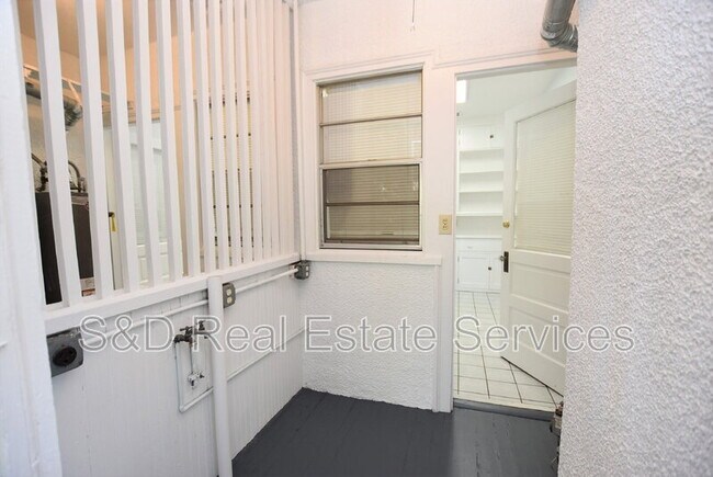 Building Photo - 211 E Park St