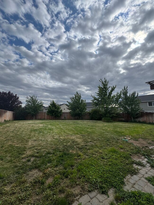 Building Photo - 5 Bedroom House For Rent W/ Large Fenced B...