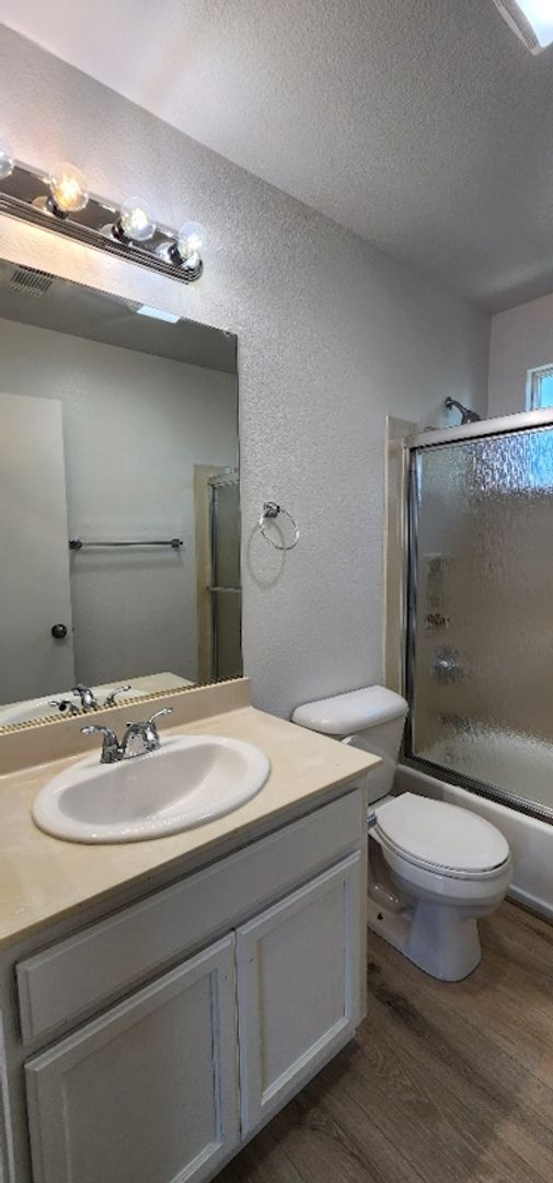 Building Photo - Nice Condo 2 Bedroom 1 Bath Off Street Parking in Great Area Valljeo