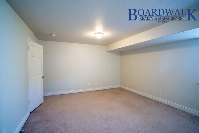 Building Photo - 4 Bed Home in Quiet S. Weber Neighborhood Near Park