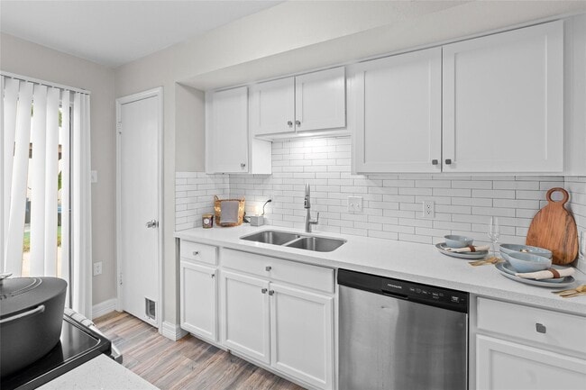 Building Photo - 10327 Gladewood Dr