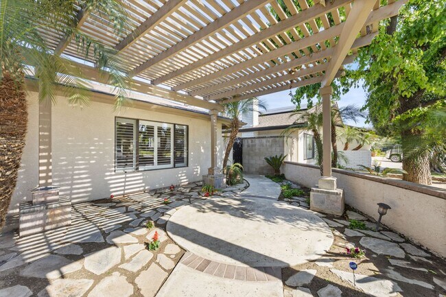 Building Photo - 605 N El Rio Dr