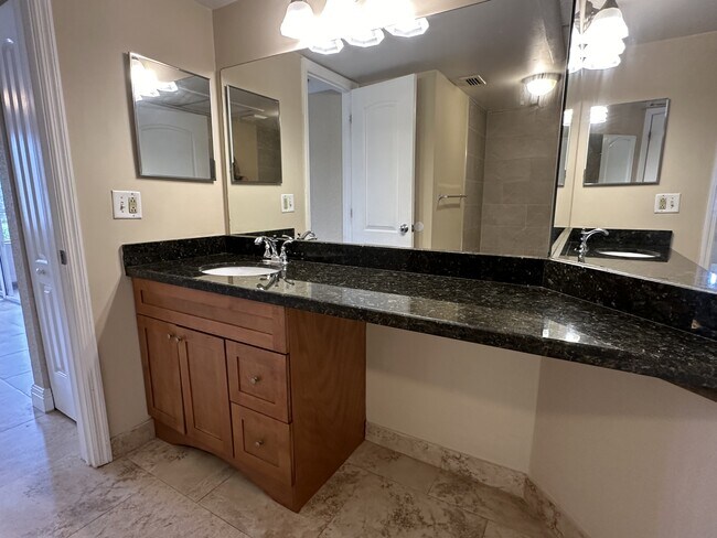 Building Photo - 2851 N Oakland Forest Dr
