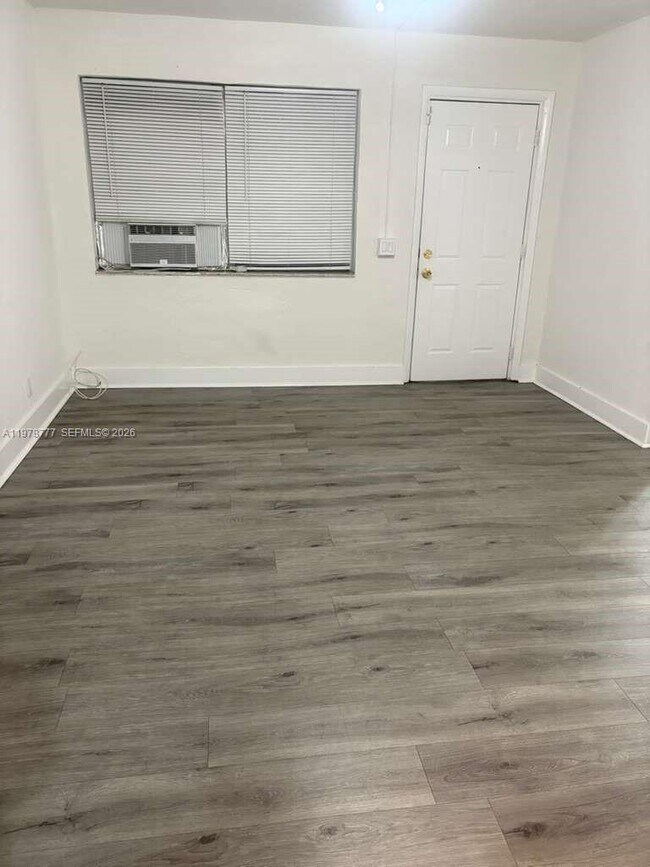 Building Photo - 1715 NW 8th Ct