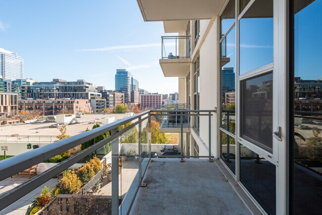 Building Photo - 901 W Madison St