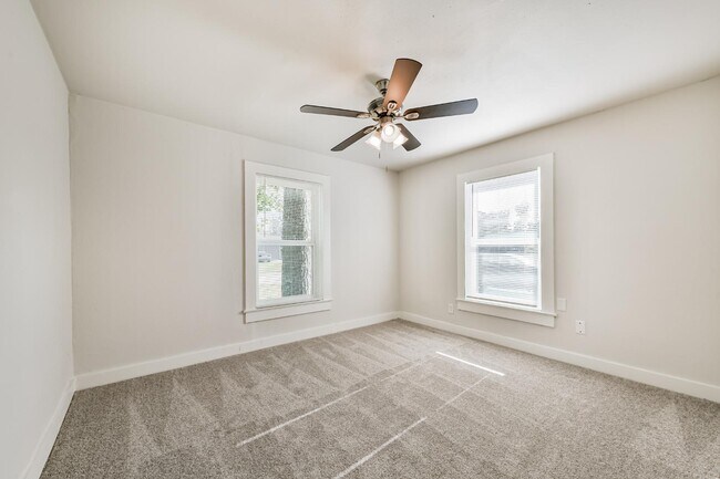 Building Photo - 706 Azalea St