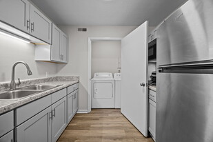 Building Photo - Thirteen08