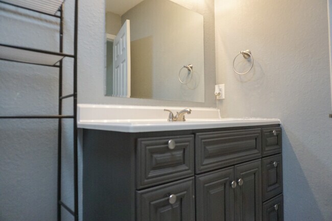 Building Photo - 321 Apple Dr