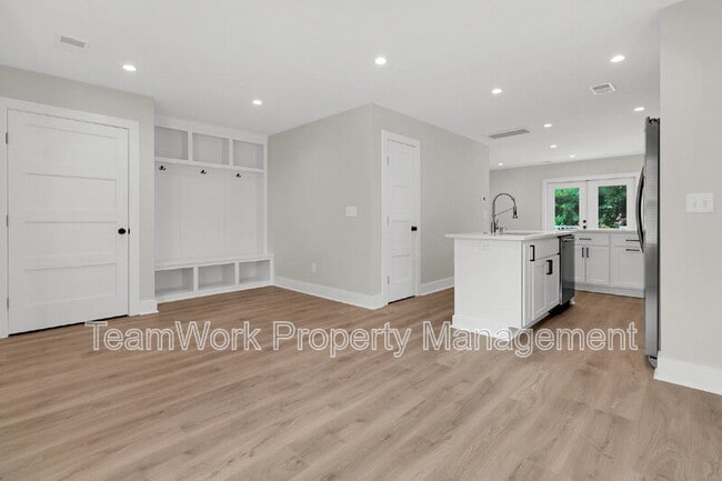 Building Photo - 1752 Skinner Ave