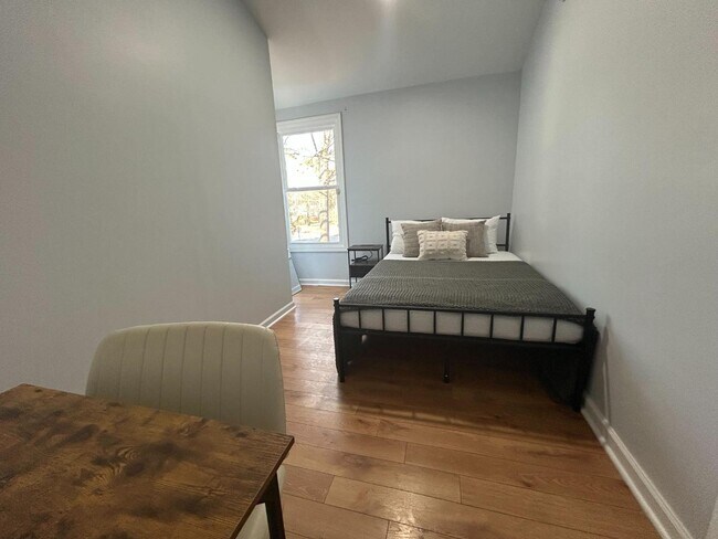 Building Photo - 900 Newcombe Rd