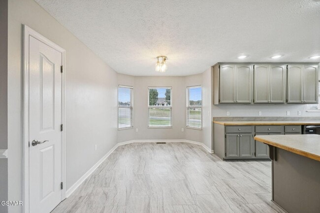 Building Photo - Spacious & Grand Living!!!