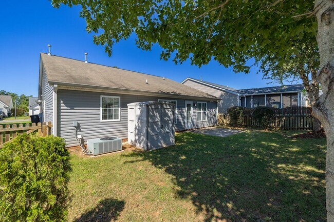 Building Photo - Charming Residence with Modern Amenities and Community center access